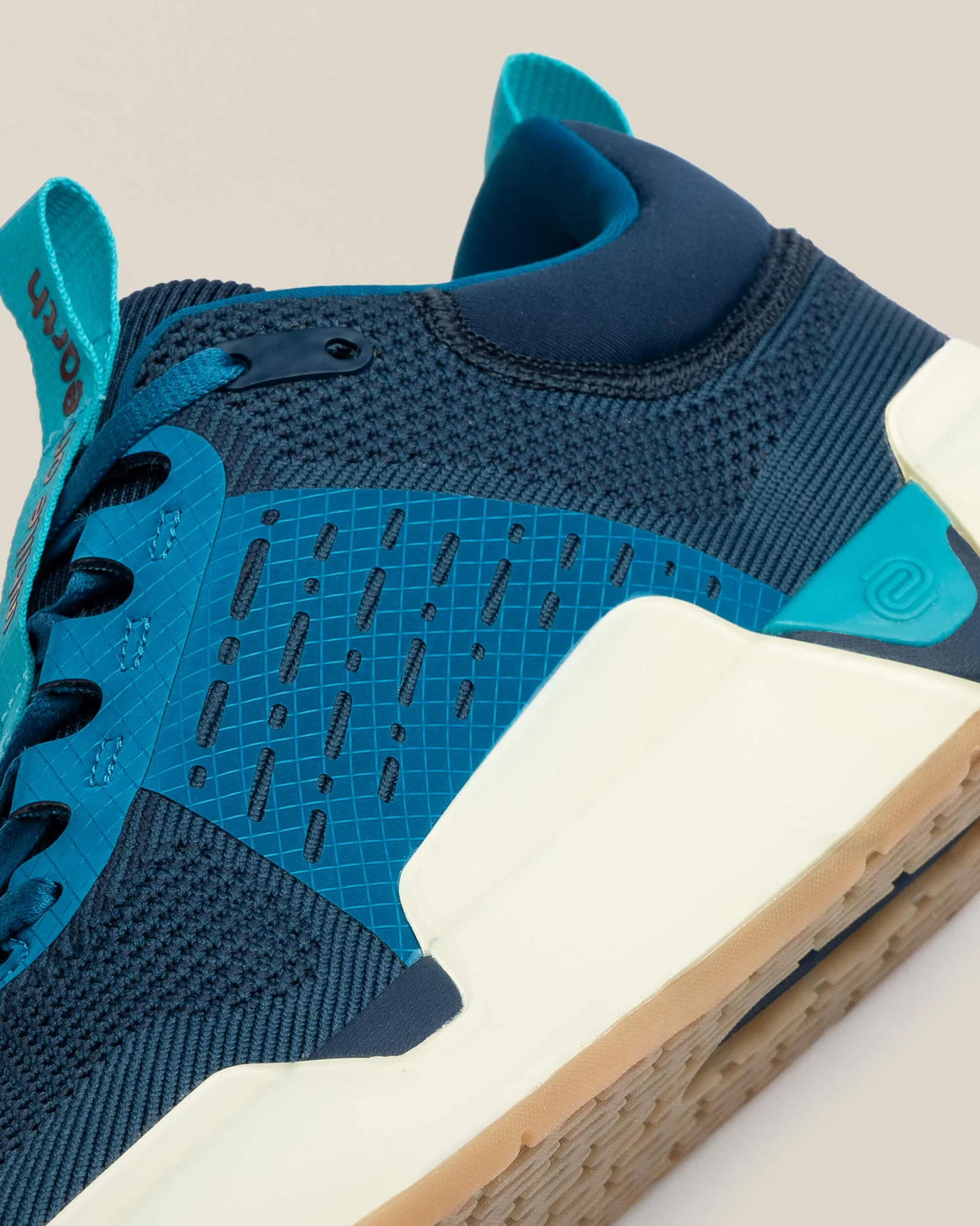 WHILE ON EARTH | Move Trainer Seaport/Oat