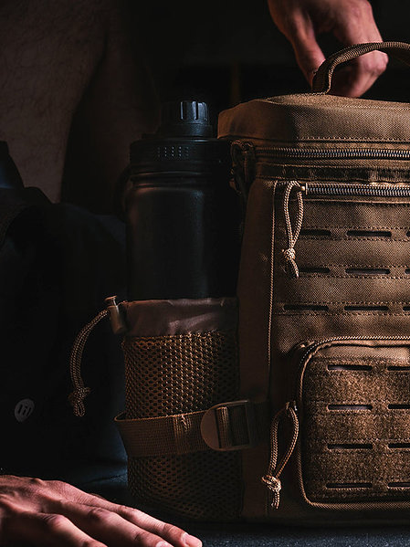 NVR SURRENDER | Commander Lunch Bag Desert Beige
