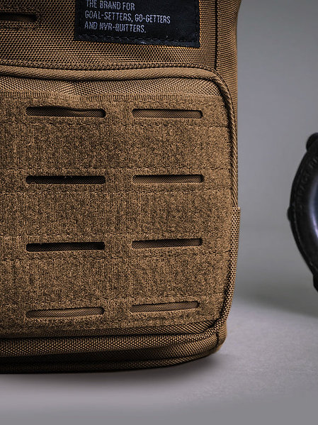 NVR SURRENDER | Commander Lunch Bag Desert Beige