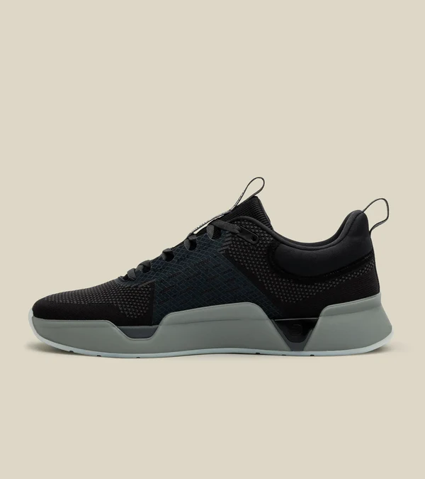 WHILE ON EARTH | Move Trainer Black/Moon