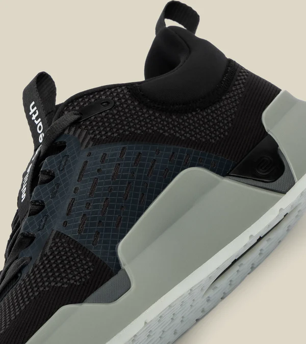 WHILE ON EARTH | Move Trainer Black/Moon