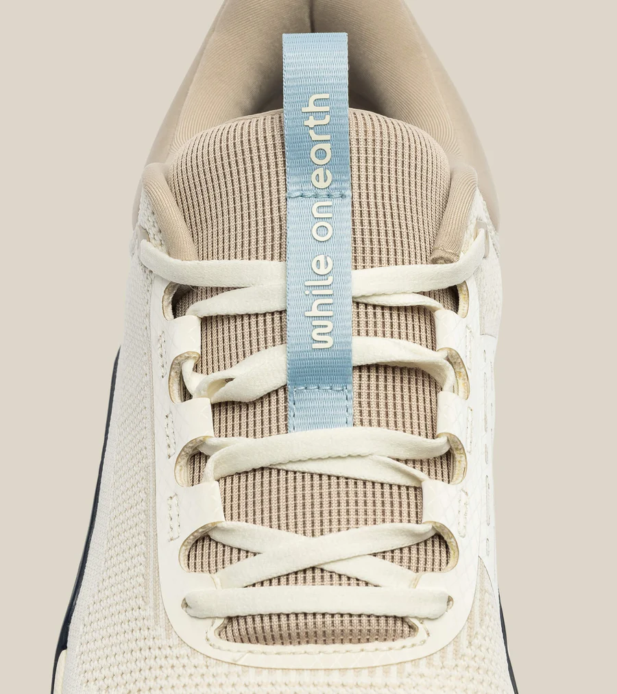 WHILE ON EARTH | Move Trainer Wheat/Midnight