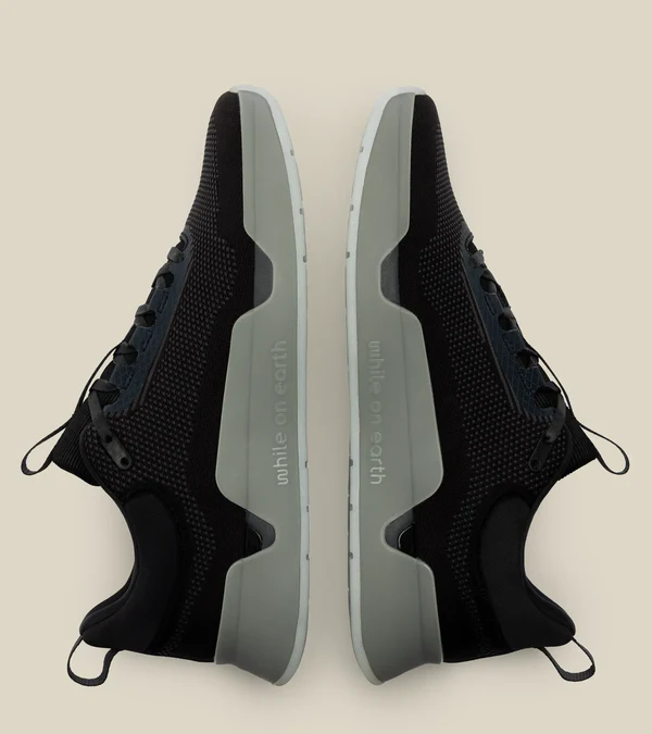 WHILE ON EARTH | Move Trainer Black/Moon