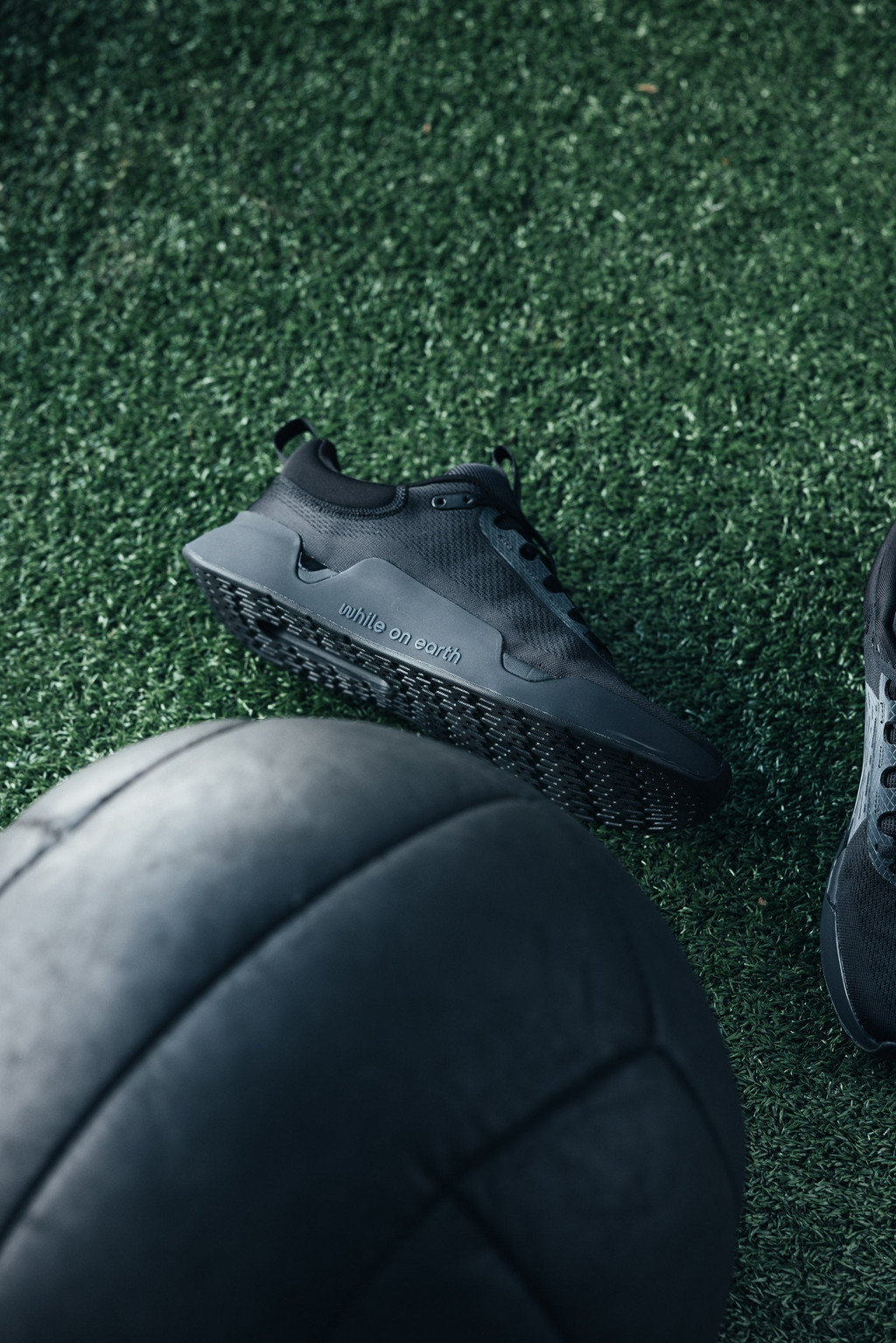 WHILE ON EARTH | Move Trainer Black HydroKnit