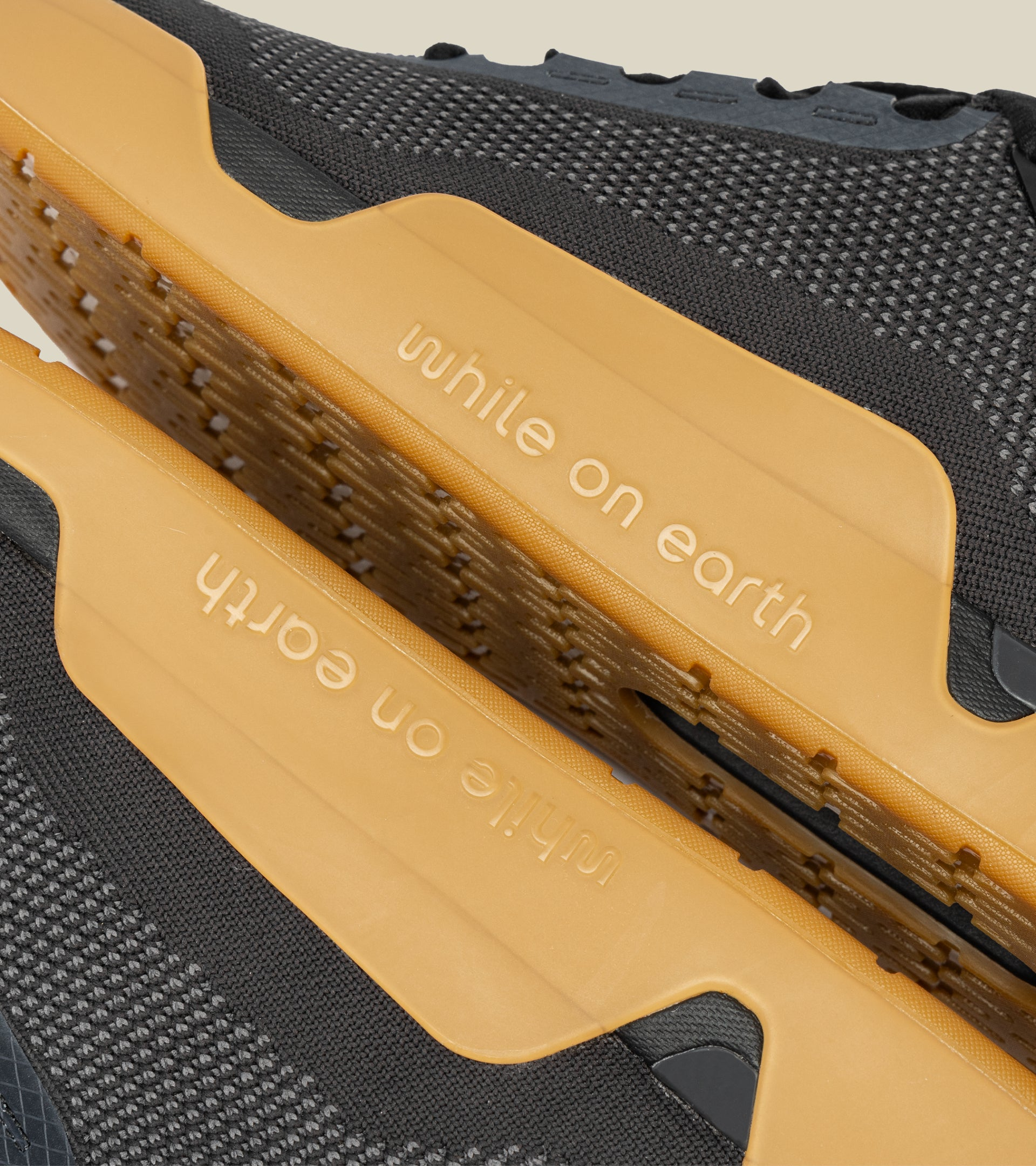 WHILE ON EARTH | Move Trainer Black/Gum
