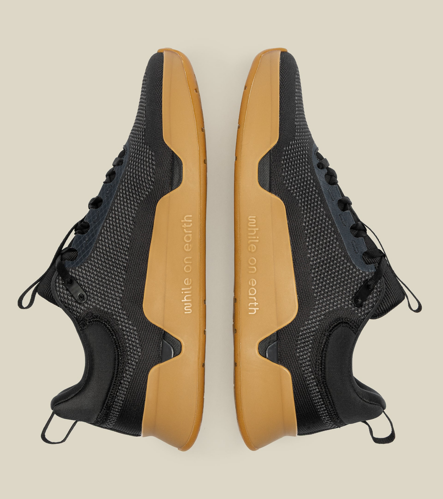 WHILE ON EARTH | Move Trainer Black/Gum