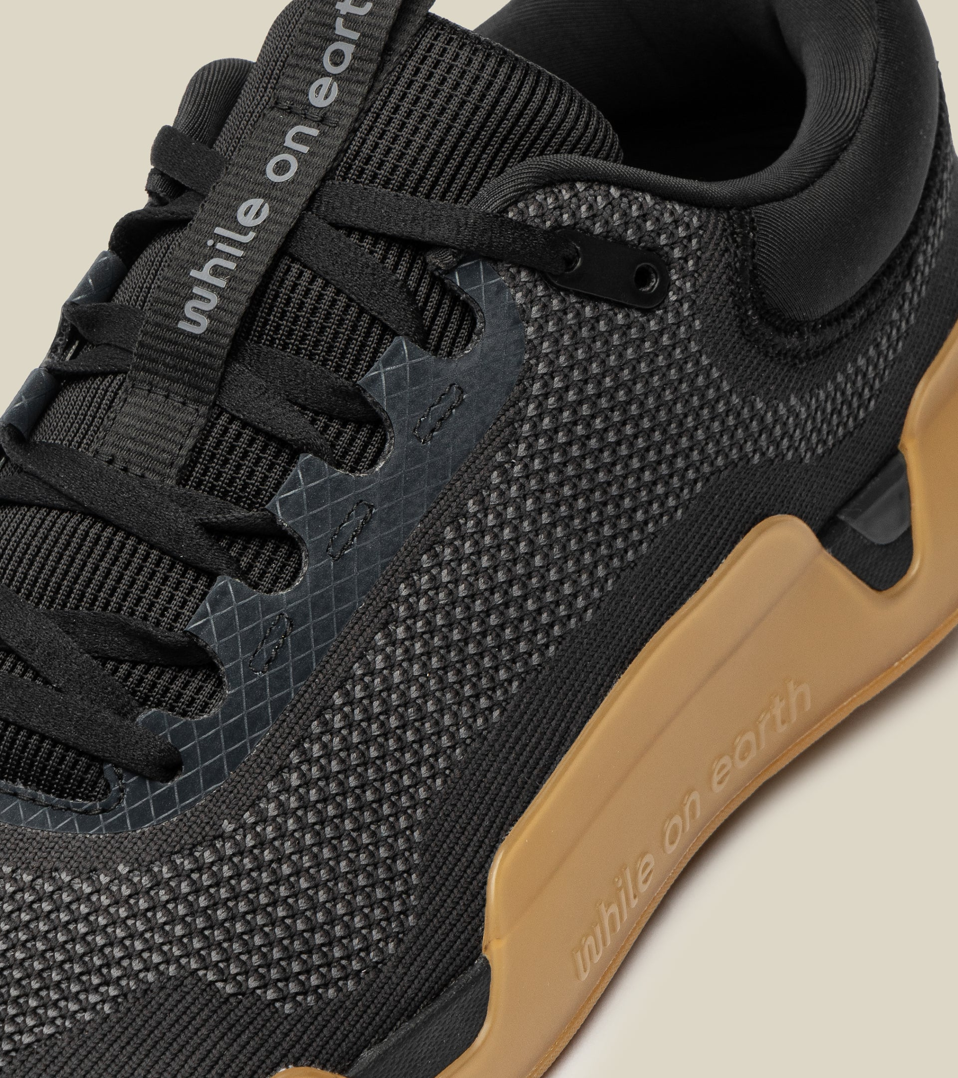 WHILE ON EARTH | Move Trainer Black/Gum