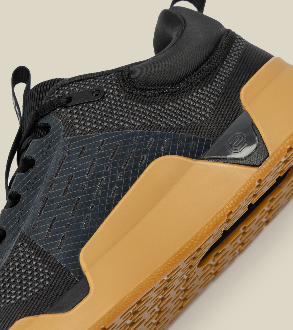 WHILE ON EARTH | Move Trainer Black/Gum