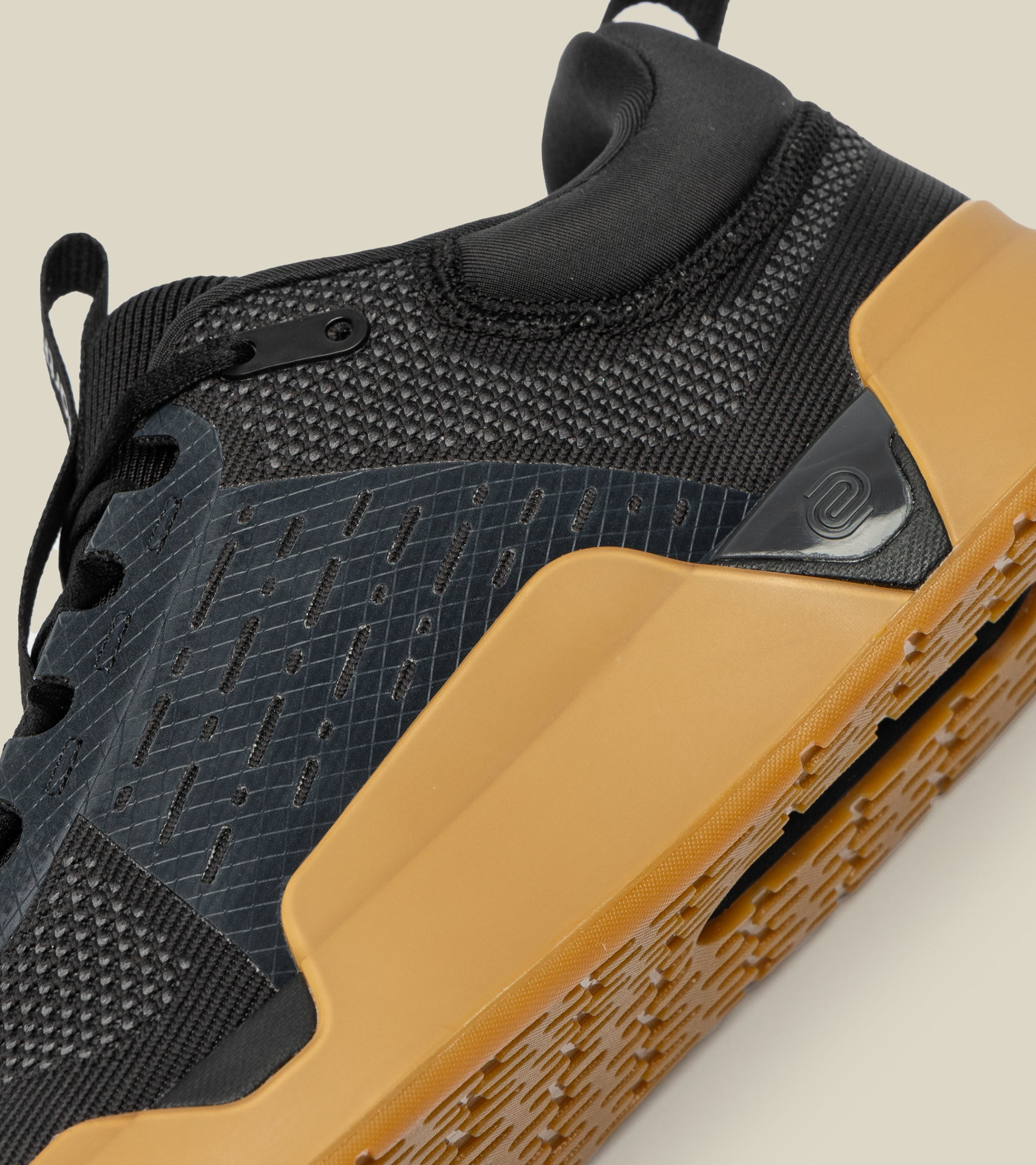 WHILE ON EARTH | Move Trainer Black/Gum
