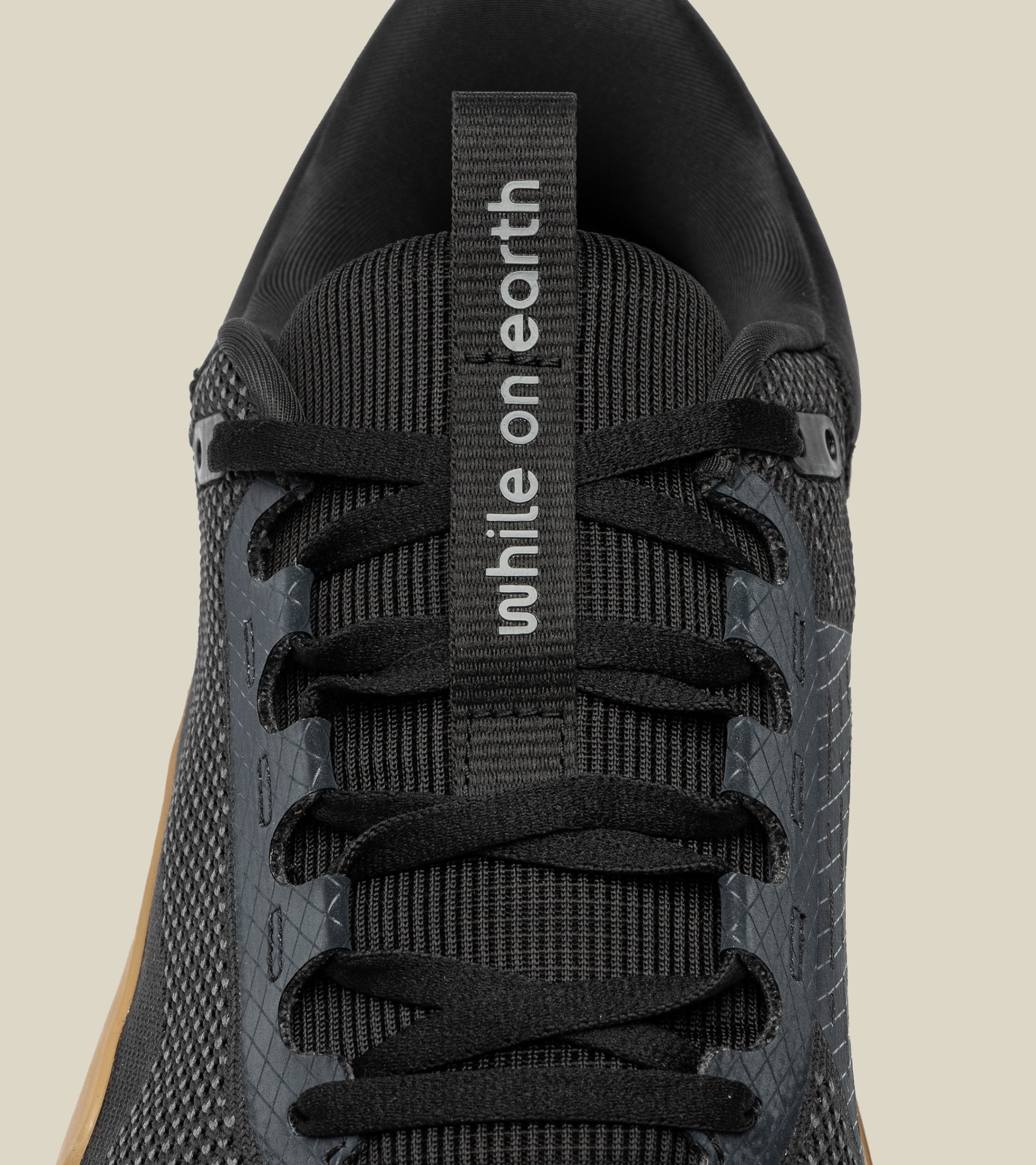 WHILE ON EARTH | Move Trainer Black/Gum