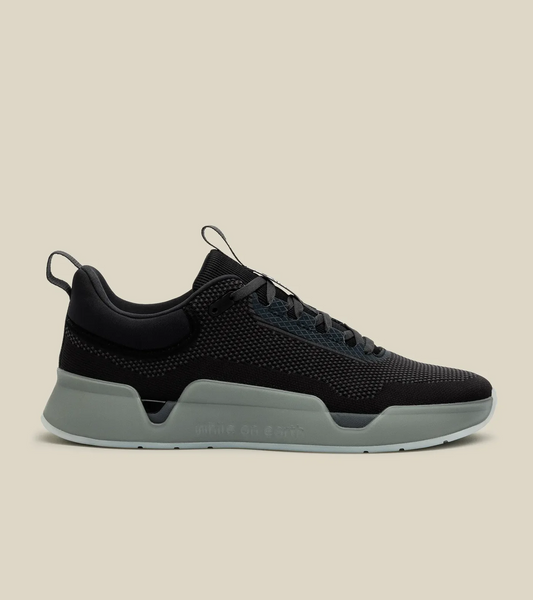 WHILE ON EARTH | Move Trainer Black/Moon